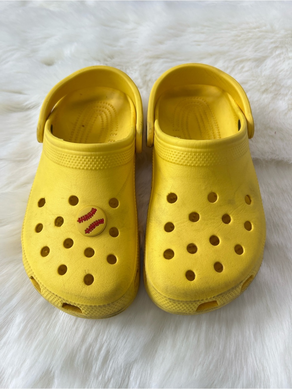 CROCS Classic Clog in Bright Yellow dopamine Sandals